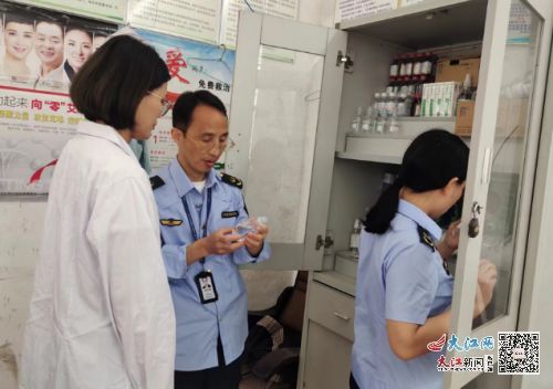 護(hù)航高考 崇仁縣市場監(jiān)管局開展食品藥品安全監(jiān)督檢查 圖