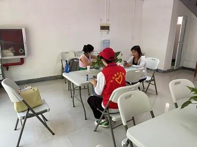 校團委組織學生骨干志愿者開展迎新志愿服務(wù)活動